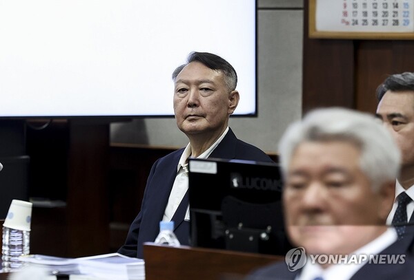 윤석열 전 대통령이 26일 서울 서초구 서울중앙지법에서 열린 특수공무집행방해, 직권남용 권리행사방해 등 혐의 사건 1차 공판에 출석해 있다.  사진공동취재단 연합뉴스