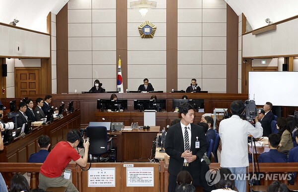 윤석열 전 대통령의 특수공무집행방해, 직권남용 권리행사방해 등 혐의 사건 1차 공판이 열린 26일 서울중앙지법에서 백대현 부장판사가 발언하고 있다. 사진공동취재단 연합뉴스