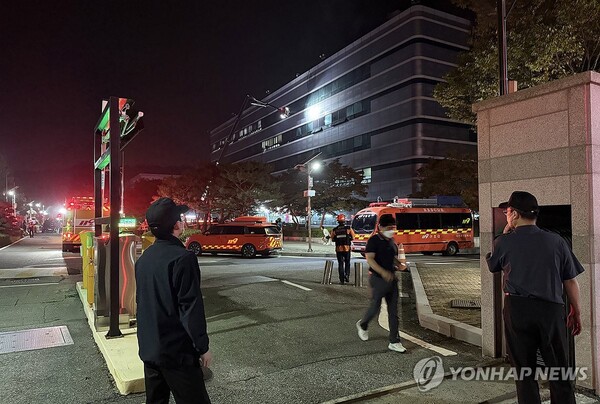 26일 오후 전 유성구 화암동 국가정보자원관리원에서 리튬배터리 화재가 발생, 소방당국이 진화작업을 벌이고 있다. 대전 연합뉴스