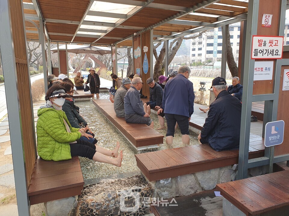 충주시가 지난 3일부터 1박 2일간 대한노인회 성남분당지구 소속 어르신 20명을 초청해 수안보 지역을 체험하는 팸투어를 진행했다 / 사진제공=충주시