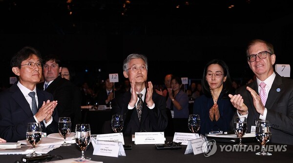 조희대 대법원장이 22일 서울 중구 신라호텔에서 열린 '2025 세종 국제 콘퍼런스'에 참석해 박수치고 있다. 연합뉴스