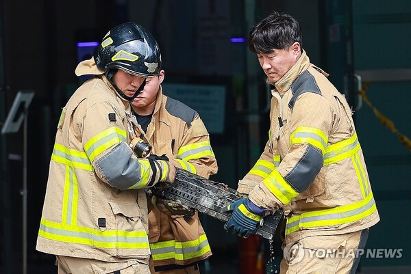 27일 대전 유성구 국가정보자원관리원(국정자원)에서 소방대원이 불에 탄 배터리를 옮기고 있다. 대전 연합뉴스