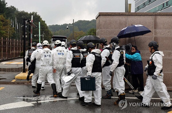 경찰·소방·국립과학수사연구원 등으로 구성된 합동감식반 관계자들이 28일 오전 대전 유성구 국가정보자원관리원으로 들어서고 있다.연합뉴스