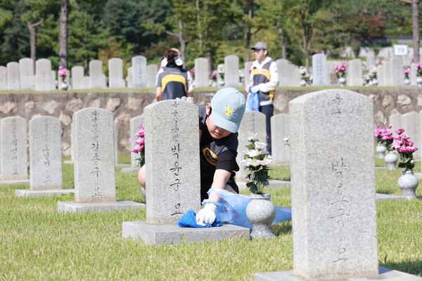 ‘77주년 국군의 날’…KB국민은행, 현충원서 세대 잇는 묘역 봉사 / 사진=KB국민은행