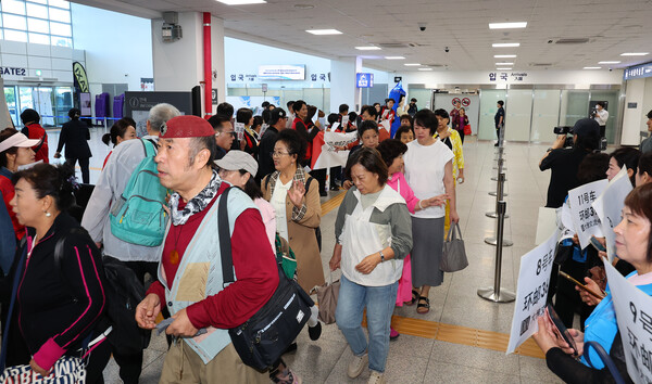 중국인 단체관광객 무비자 입국 첫날인 29일 오전 인천 연수구 인천항 국제크루즈터미널에 중국인 단체 크루즈관광객들이 입국하고 있다. 이날부터는 내년 6월 30일까지 국내·외 전담여행사가 모객한 3인 이상 중국인 단체관광객은 비자 없이 15일간 국내 관광을 할 수 있다. 제주도는 이전과 동일하게 개별·단체 관광객 모두 30일 무비자 방침이 유지된다. 인천 연합뉴스