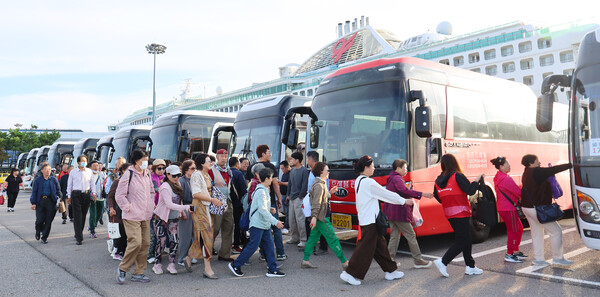 중국인 단체관광객 무비자 입국 첫날인 29일 오전 인천 연수구 인천항 국제크루즈터미널에 입국한 중국인 단체 크루즈관광객들이 버스로 향하고 있다. 이날부터는 내년 6월 30일까지 국내·외 전담여행사가 모객한 3인 이상 중국인 단체관광객은 비자 없이 15일간 국내 관광을 할 수 있다. 제주도는 이전과 동일하게 개별·단체 관광객 모두 30일 무비자 방침이 유지된다. 인천 연합뉴스