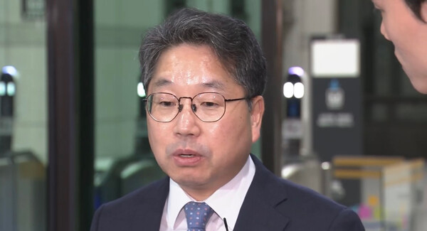 노만석 검찰총장 직무대행이 26일 서울 서초구 대검찰청 앞에서 정부조직법 수정안의 국회 본회의 통과 관련 입장을 밝히고 있다. 이재명 정부의 첫 정부조직 개편 방향을 담은 정부조직법 개정안은 검찰청을 폐지하고 중대범죄수사청(중수청)과 공소청을 신설해 검찰의 수사·기소 기능을 분리하는 내용을 담고 있다. 연합뉴스