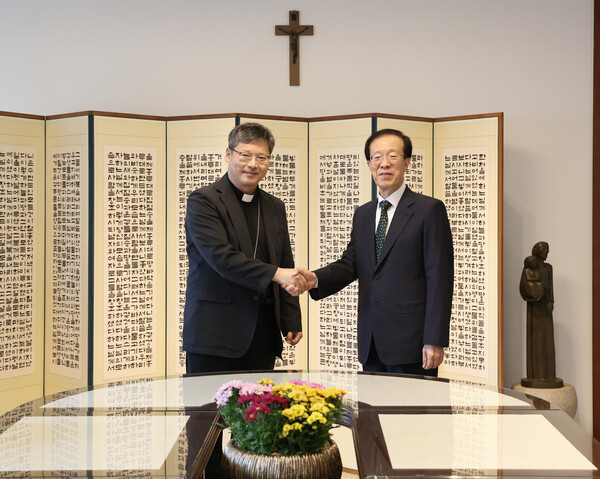 천주교 서울대교구장 정순택 대주교가 이석연 국민통합위원장(오른쪽)을 만나 기념촬영을 하고 있다. / 사진=국민통합위원회