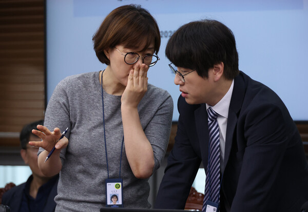 김현지(왼쪽) 총무비서관과 하정우 AI미래기획수석이 11일 용산 대통령실에서 열린 수석보좌관회의에서 대화하고 있다. 연합뉴스