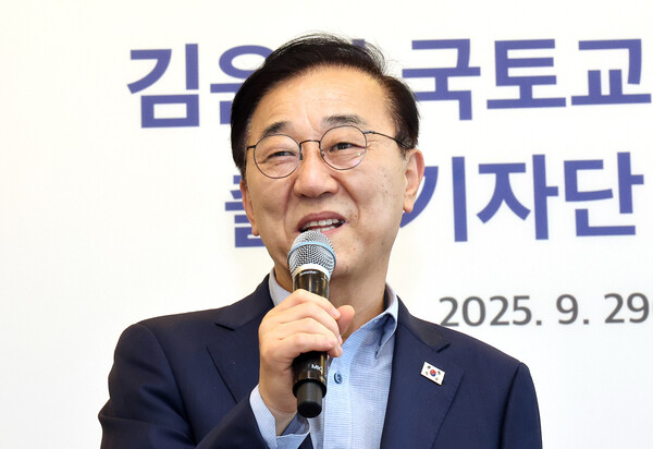 김윤덕 국토교통부 장관이 29일 세종시 한 한정식집에서 출입기자단 간담회를 열고 있다.세종 연합뉴스