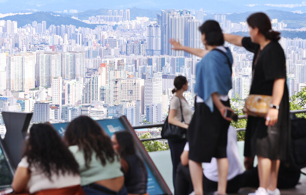 오는 30일 만료되는 서울 강남 3구와 용산구의 토지거래허가구역 지정 기한이 내년 말까지 1년 3개월 연장된다. 서울시는 제15차 도시계획위원회를 열어 강남·서초·송파·용산구의 아파트 용도 부지를 토지거래허가구역으로 재지정했다. 재지정 기간은 올해 10월 1일부터 내년 12월 31일까지 1년 3개월간이다. 토지거래허가구역 내에서는 주거지역 6㎡, 상업지역 15㎡를 초과하는 토지 거래 시 관할 구청장의 허가를 받아야 한다. 사진은 18일 서울 남산에서 바라본 시내 아파트 단지 모습. 연합뉴스