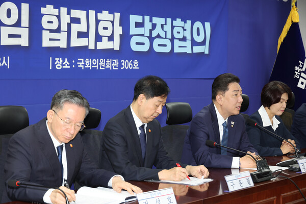 김병기(오른쪽 두번째) 더불어민주당 원내대표가 30일 서울 여의도 국회 의원회관에서 열린 경제형벌 민사책임 합리화TF 당정협의에서 발언하고 있다. 연합뉴스