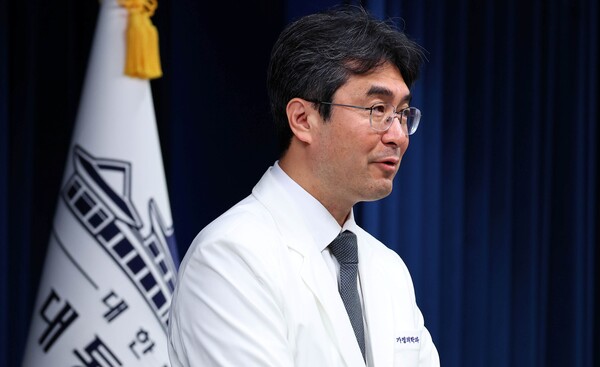 이재명 대통령 주치의 박상민 교수가 30일 용산 대통령실에서 영부인 관련 브리핑을 하고 있다. 박 교수는 전날 저녁 김 여사가 갑작스러운 어지럼증을 호소해 방문 진료한 결과 이석증임을 확인했다고 밝혔다. 연합뉴스