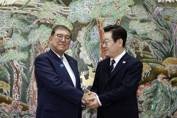 이재명 대통령과 이시바 시게루 일본 총리가 30일 부산 누리마루 APEC 하우스 기념관에서 악수하고 있다.[대통령실통신사진기자단]. 부산 연합뉴스,