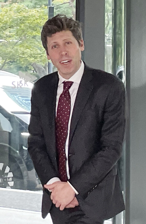 챗GPT 개발사인 오픈AI의 샘 올트먼 최고경영자(CEO)가 1일 서울 강서구 서울김포비즈니스항공센터(SGBAC)를 통해 방한하고 있다. 올트먼 최고경영자는 이날 용산 대통령실에서 이재명 대통령을 예방했다. [공동취재] 연합뉴스