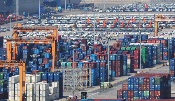 미국발 관세 영향 속에서도 양대 주력 수출품인 반도체와 자동차 수출 호조에 힘입어 한국의 9월 수출이 작년 동기보다 12.7% 증가해 역대 최대치를 경신했다. 최대 수출품인 반도체 수출액은 역대 최대 기록을 다시 쓰면서 한국의 전체 수출 실적을 밀어 올렸다. 미국 관세 영향을 크게 받는 자동차 수출도 유럽 등지에서 활로를 찾는 등 수출 다변화를 통해 역대 9월 중 최대 수출 기록을 세웠다. 9월 대미 자동차 수출은 25% 고율 관세 영향으로 2.3% 감소한 19억1천만달러로 집계됐다. 반면 EU 수출액은 7억달러로 작년보다 54% 늘어났고, 독립국가연합(CIS) 수출도 6억1천만달러로 77.5% 급증했다. 사진은 1일 경기도 평택항에 컨테이너가 쌓여있는 모습. 평택 연합뉴스