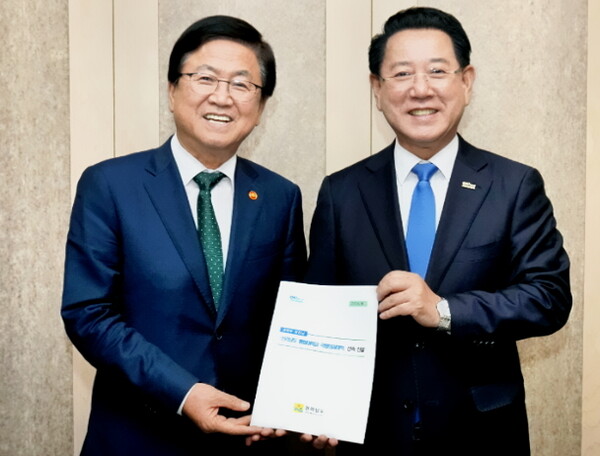 김영록 전라남도지사가 최교진 교육부 장관과 면담을 갖고 전라남도 통합대학교 국립의과대학의 2027년 개교와 의대 정원 조기 배정을 강력히 건의했다.