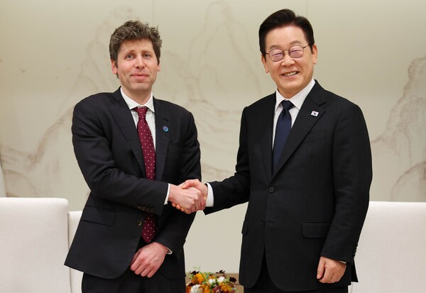 이재명 대통령이 1일 용산 대통령실에서 오픈AI 샘 올트먼 대표와 악수하고 있다. 연합뉴스