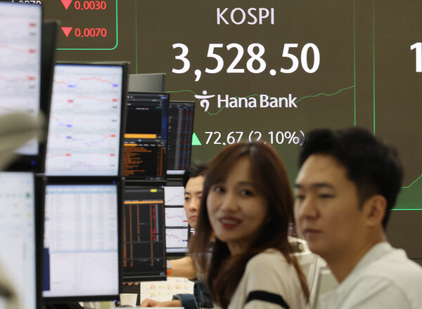 코스피가 장중 3,500선을 돌파한 2일 서울 중구 하나은행 딜링룸에서 딜러들이 대화하고 있다. 연합뉴스