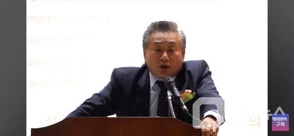 청주시 사모2구역 정천식  조합장이 총회 인사를 하고 있다.