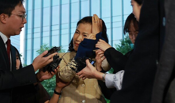 국가공무원법 및 공직선거법 위반 등의 혐의로 체포된 이진숙 전 방송통신위원장이 2일 서울 영등포경찰서로 압송되고 있다. 연합뉴스