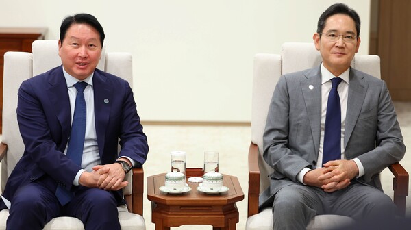1일 용산 대통령실에서 열린 이재명 대통령과 오픈AI 샘 올트먼 대표의 접견에 참석한 최태원(왼쪽) SK그룹 회장이 발언하고 있다. 연합뉴스