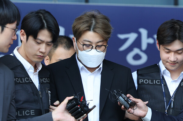 음주 뺑소니 혐의를 받는 가수 김호중이 지난해 5월 31일 오전 서울 강남구 강남경찰서에서 검찰로 송치되고 있다. 연합뉴스