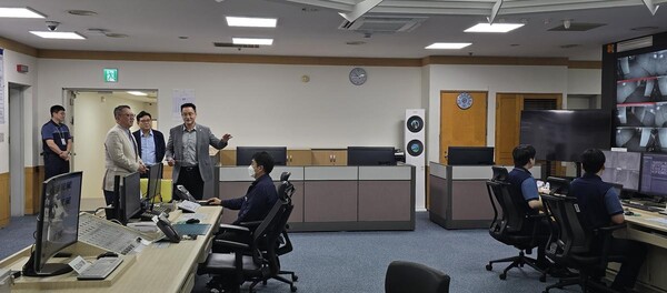 ‘추석 연휴 금융 안정’…정진완 우리은행장, 비상상황실 현장 직접 점검 / 사진=우리은행
