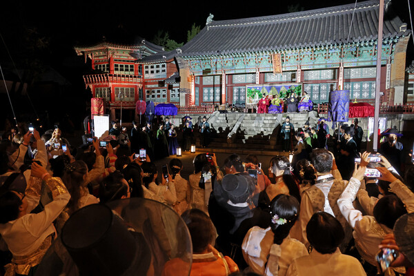 8일 서울 종로구 경복궁에서 열린 2025 가을 궁중문화축전의 프로그램 '한복연향'을 찾은 관람객들이 행사를 즐기고 있다. 2025.10.8