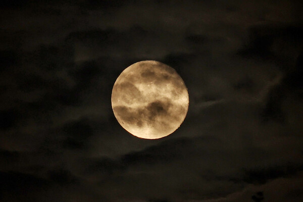  추석 연휴 엿새째인 8일 서울 밤하늘에 슈퍼문이 떠 있다. 2025.10.8