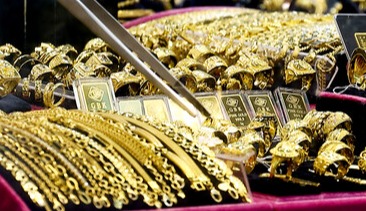 미국 연방정부 일시적 업무정지(셧다운) 여파로 안전자산 수요가 지속되는 가운데 국제 금값이 연일 최고치를 경신하며 처음으로 온스당 4000달러대에 안착했다. 9일 서울 시내 한 금은방에 금 제품이 진열돼 있는 모습. 연합뉴스