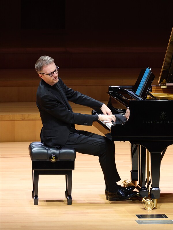 자신의 피아노 리사이틀 무대에서 독주 리사이틀의 작품성 대비 대중성 레퍼토리들의 대조를 선보이고 있는 프랑스 출신의 피아니스트 알렉상드르 타로. (사진: 부천아트센터)