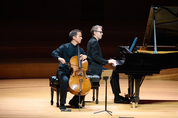 프랑스모음곡과 첼로소나타등의 프랑스음악의 성찬을 펼쳐보인 쟝-기엔 케라스와의 이튿날 부천아트센터 콘서트홀에서의 연주장면. 