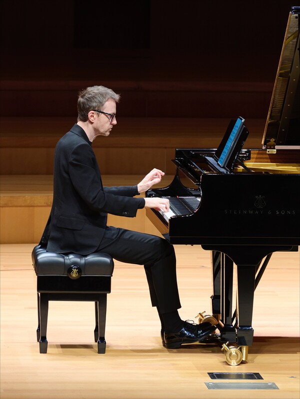 듀오 리사이틀에서 첼리스트 쟝-기엔 케라스가 전면에 서며 연주를 주도하는 듯 싶었지만 타로는 첫 연주곡 풀랑크의 ‘프랑스 모음곡’이 풀랑크 특유의 밝고 사랑스러운 분위기와 함께 각 곡들이 프랑스 전통음악의 색채를 현대적으로 재해석한 점이 특징인 점을 명확히 보이도록 했다.