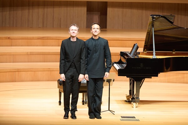 이튿날 부천아트센터 콘서트홀 무대에서 펼쳐진 프랑스 출신의 첼리스트 쟝-기엔 케라스와의 듀오 리사이틀은 알렉상드르 타로의 연주자로서의 매력을 돋보이게 할 프랑스 음악의 성찬의 레퍼토리들로 관객들에게 펼쳐졌다. (왼쪽의 피아니스트 얄렉상드르 타로가 동향의 프랑스 출신 첼리스트 쟝-기엔 케라스와 연주를 마치고 관객들에게 포즈를 취하고 있다). ) 