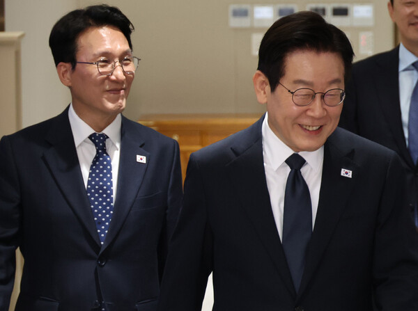 이재명 대통령과 김민석 국무총리가 4일 용산 대통령실에서 열린 국무회의에 입장하고 있다. 연합뉴스