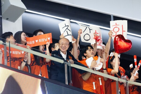 김승연 한화그룹 회장이 임직원들과 함께 한화이글스 경기를 응원하는 모습.한화그룹 제공