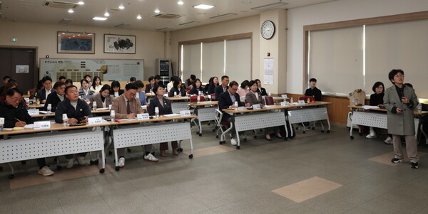 보성군의회(의장 김경열)가 4일 '지속가능한 저출생 정책 추진을 위한 정책연구 간담회'를 열고, 지역 소멸 위기 극복을 위한 해법 모색에 나섰다.