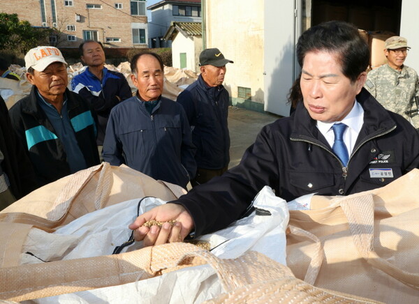 공영민 고흥군수가 6일 포두면 길두창고에서 진행된 '2025년산 공공비축미' 첫 수매 현장을 찾아 벼 재배 농가를 격려했다.