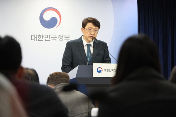 최우혁 과학기술정보통신부 네트워크정책실장이 6일 서울 종로구 정부서울청사에서 KT 침해사고 중간 조사결과를 발표하고 있다./연합뉴스