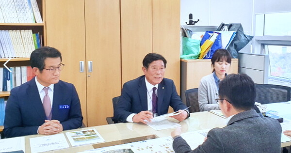 행정안전부 진선주 교부세과장과 업무협의를 추진하고 있는 조상래 곡성군수와 군 관계자들