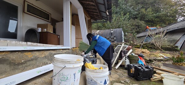 [문화일보] 사랑의 동행봉사대 사랑ㅇㅢ 집수리 현장(사진=동행봉사대 제공)