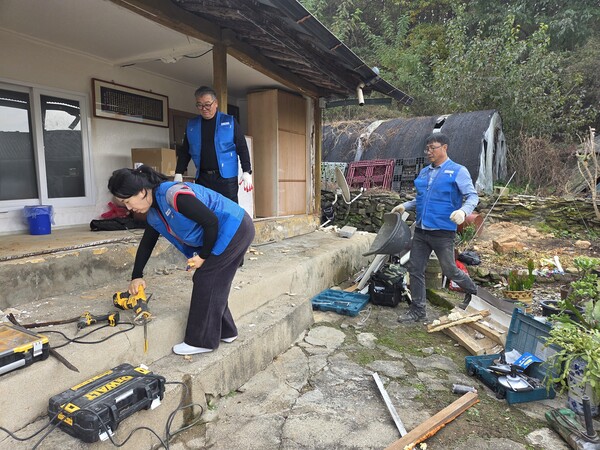 [문화뉴스] 음성군 동행봉사대 사랑의 집수리 현장(사진=음성군 동행봉사대 제공)