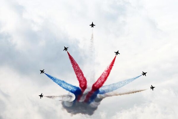 지난 10월 19일 경기도 성남시 서울공항에서 열린 '서울 국제항공우주 및 방위산업 전시회(ADEX)'에서 공군 특수비행팀 블랙이글스가 에어쇼를 선보이고 있다./연합뉴스