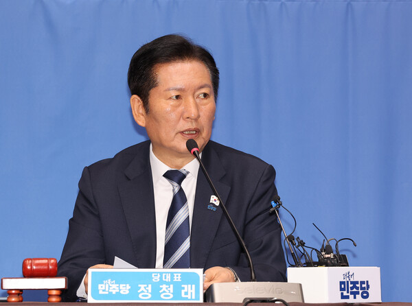 더불어민주당 정청래 대표가 7일 충북 청주시 청주오스코에서 열린 충북 현장 최고위원회의에서 발언하고 있다. /연합뉴스