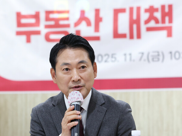 국민의힘 장동혁 대표가 7일 경기도 용인시 수지구의 한 아파트 단지에서 열린 '부동산 정책 정상화 특별위원회-부동산 대책 경기도 현장 간담회'에서 발언하고 있다./연합뉴스