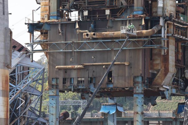 울산화력발전소 보일러 타워 붕괴 사고 나흘째인 9일 오후 발전소 내부에서 보일러 타워 4·6호기 발파 사전 작업을 위해 고소작업차가 투입돼 타워 외부를 살피고 있다. 보일러 타워 6호기의 취약화 나머지 작업이 이날 이뤄진다. 울산 연합뉴스