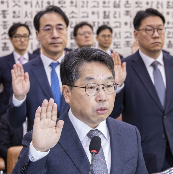 노만석 검찰총장 직무대행과 대검 관계자 및 일반 증인들이 지난달 27일 서울 여의도 국회 법제사법위원회에서 열린 2025년 국정감사에서 증인 선서를 하고 있다. 연합뉴스