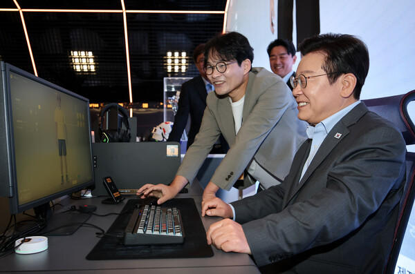 이재명 대통령이 지난 10월 15일 국내 게임사 크래프톤의 게임·문화 플랫폼 서울 성동구 ‘펍지 성수’에서 AI기반 인생 시뮬레이션 게임 ‘인조이’를 체험하고 있다. 옆은 김형준 인조이스튜디오 대표. /대통령실통신사진기자단 연합뉴스