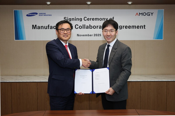 삼성중공업 김경희(왼쪽) 부사장과 아모지 우성훈 대표가 전략적 협력 계약 기념 촬영을 하고 있다. 삼성중공업 제공